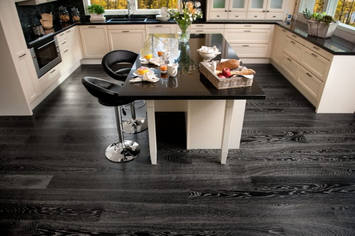 czarne linoleum z imitacją laminatu we wnętrzu