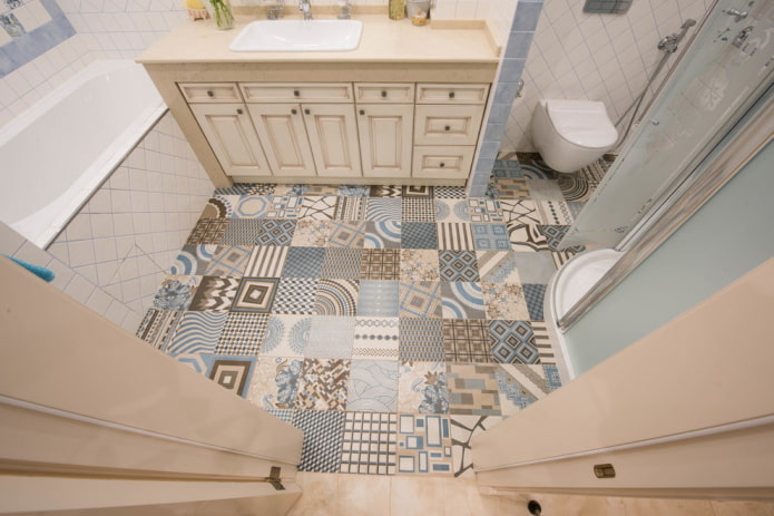 linoleum pod płytkami patchworkowymi w łazience