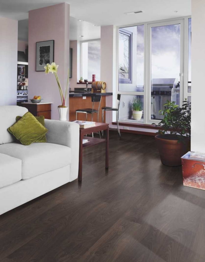 Linoleum w kolorze wenge we wnętrzu