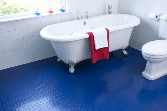 linoleum na podłodze we wnętrzu łazienki