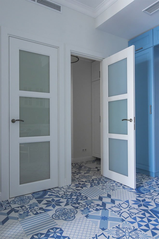 biało-niebieskie linoleum na korytarzu