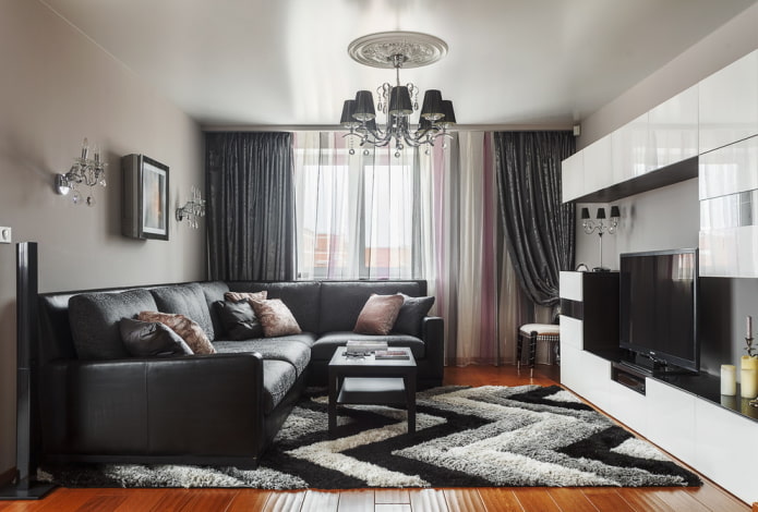 sufit napinany z żyrandolem w salonie