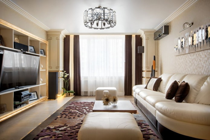 sufit napinany z żyrandolem w salonie