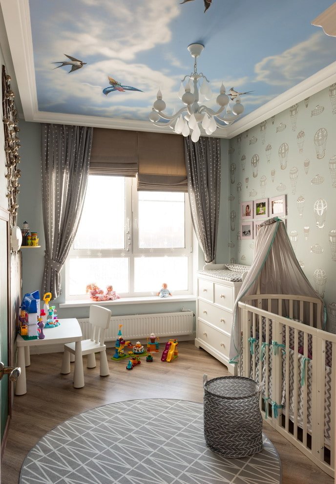 sufit napinany z żyrandolem w pokoju dziecięcym