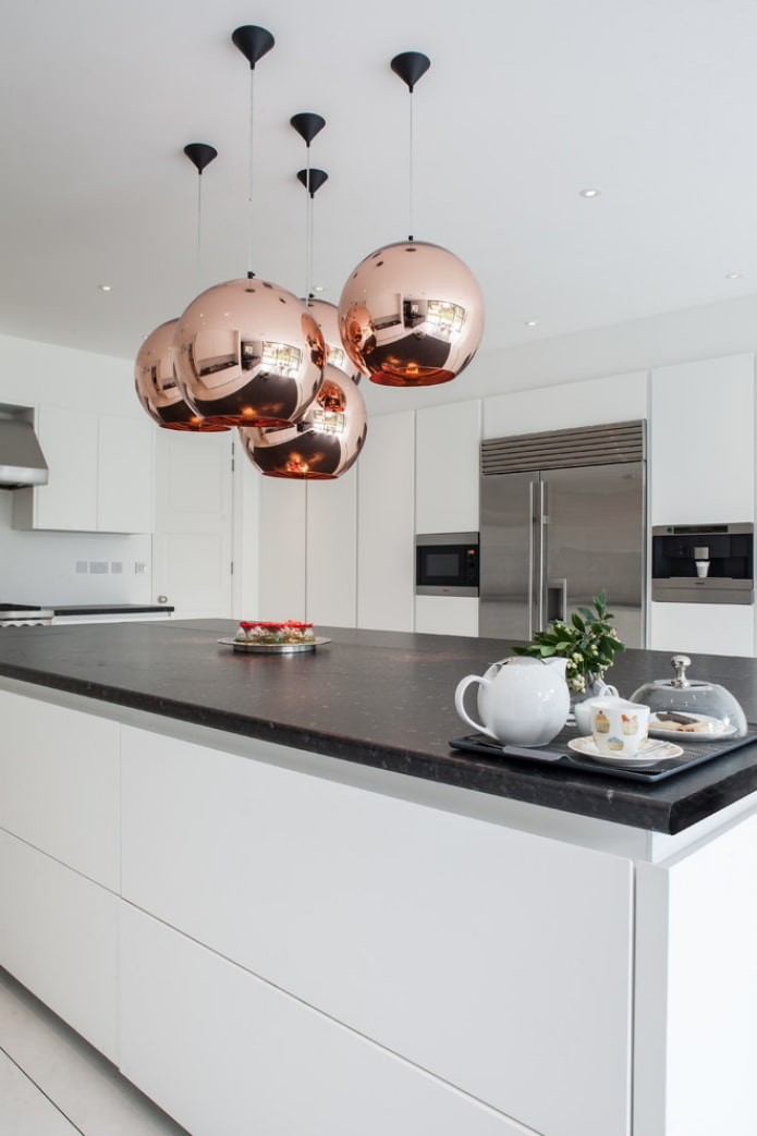 oświetlenie w kuchni w formie lamp wiszących