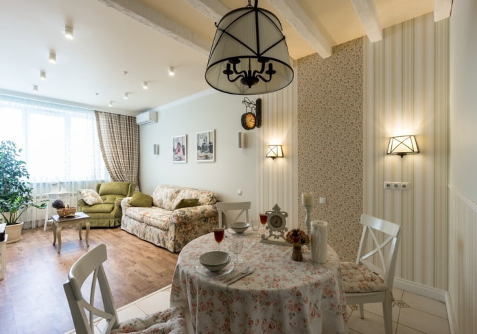 żyrandol we wnętrzu salonu w stylu prowansalskim