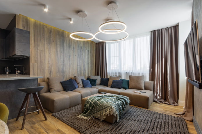 żyrandol nad kanapą we wnętrzu salonu