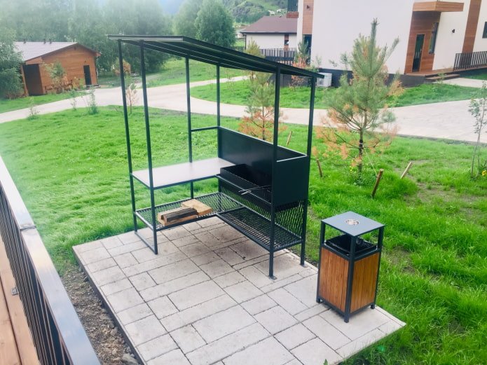 mały grill na działce