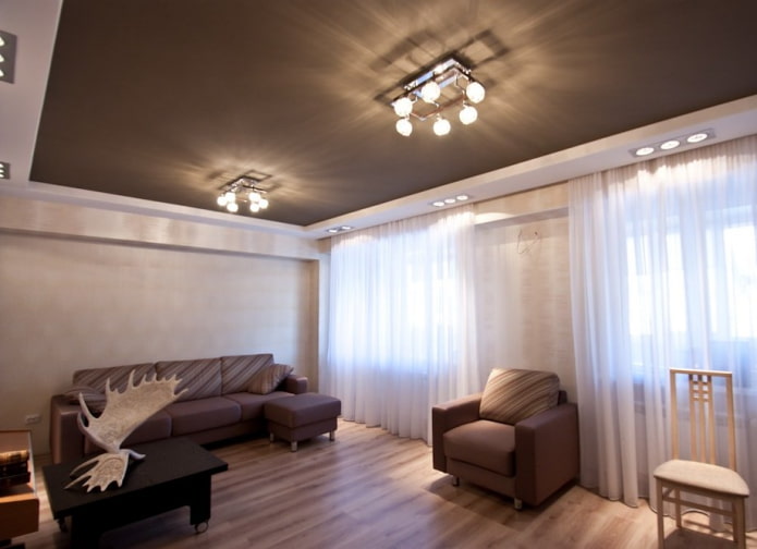sufit napinany w salonie