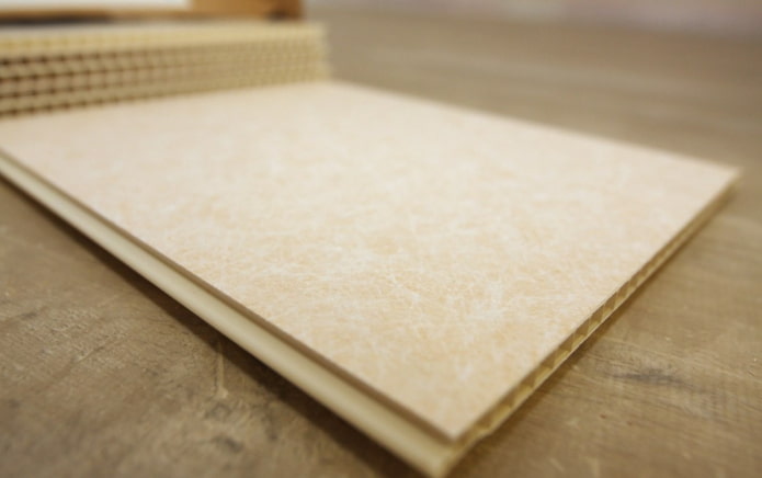 beżowy panel plastikowy