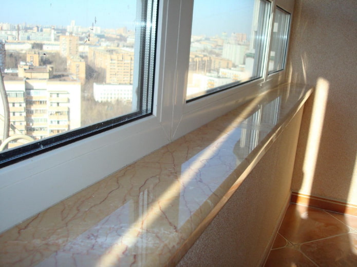 marmurowy parapet na balkonie