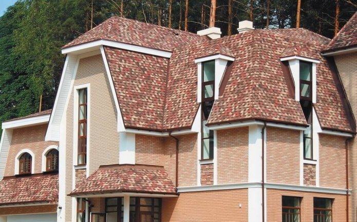 dom z barwną dachówką bitumiczną