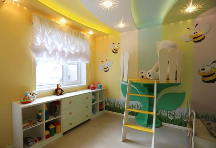 sufit napinany we wnętrzu pokoju dziecięcego