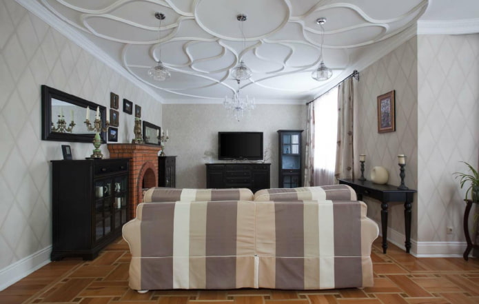 sufit napinany ze sztukaterią w salonie
