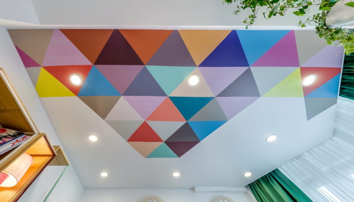 rozciągnięta tkanina z geometrycznymi obrazami