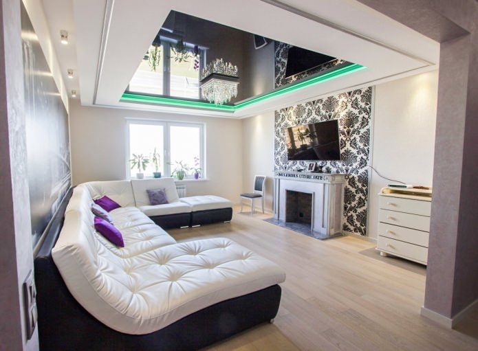 Dwupoziomowy sufit napinany we wnętrzu salonu