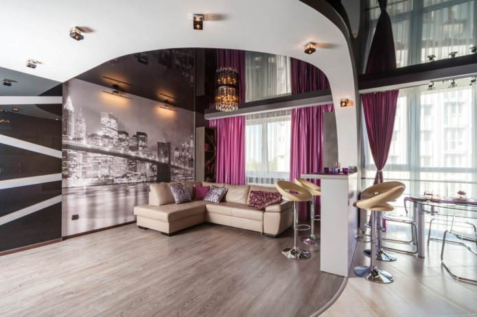 Dwupoziomowy sufit napinany w kuchni-salonie