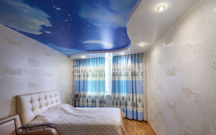 sufit napinany z nadrukiem fotograficznym we wnętrzu sypialni