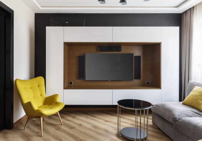 TV we wnęce meblowej we wnętrzu