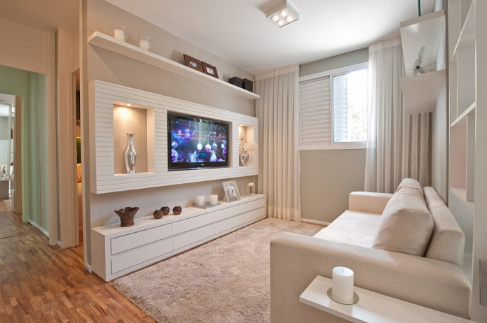 TV we wnęce we wnętrzu salonu