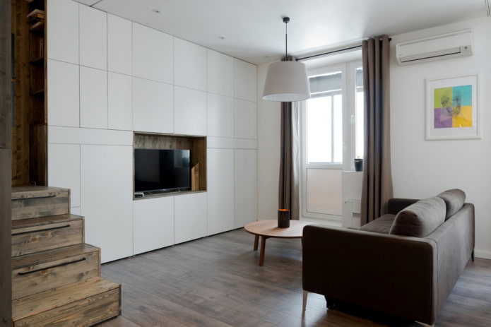 TV we wnęce we wnętrzu salonu