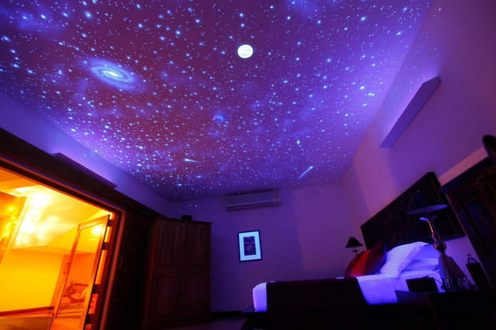 sufit z tapetą luminescencyjną