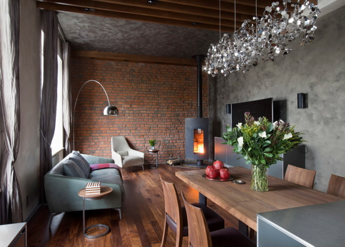 loft w salonie z kominkiem