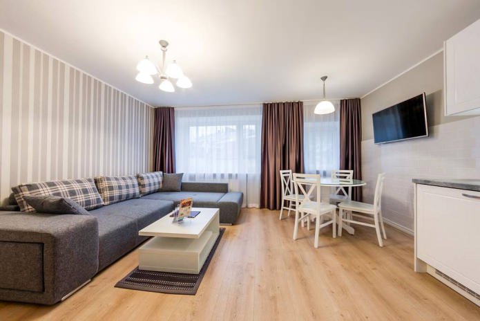 jasny laminat we wnętrzu salonu