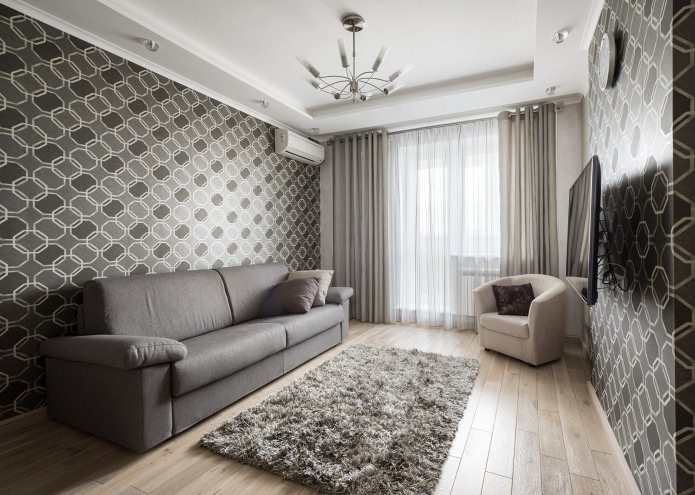 szara tapeta ze wzorem w salonie