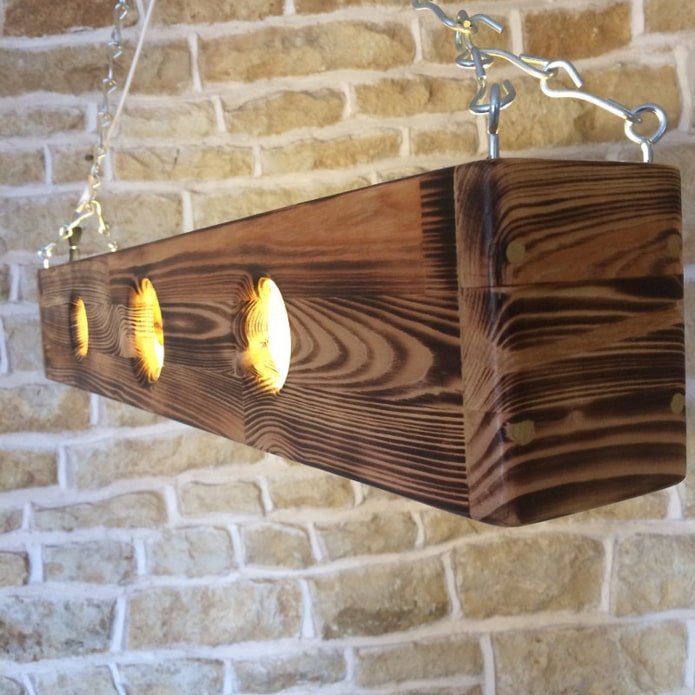 lampa wisząca z palonego drewna