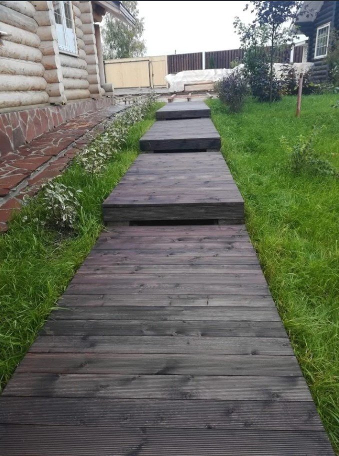 chodnik wykonany ze spalonego modrzewia