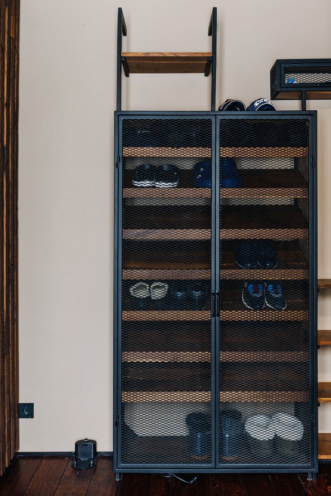 stojak na buty we wnętrzu korytarza w stylu loft