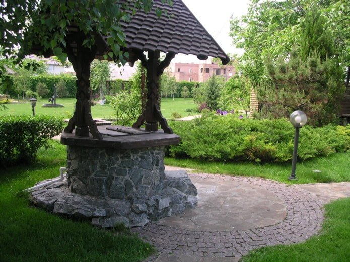 okrągła studnia z kamienia