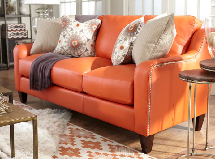 pomarańczowa skórzana sofa
