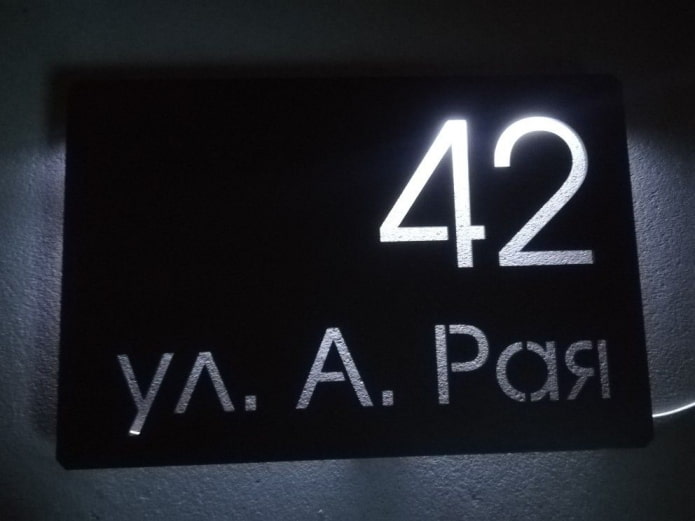 Podświetlenie za znakiem
