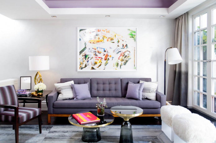 lawendowa sofa w salonie