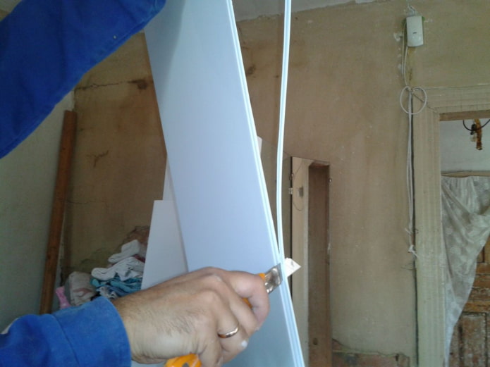 wycinanie zamka PVC