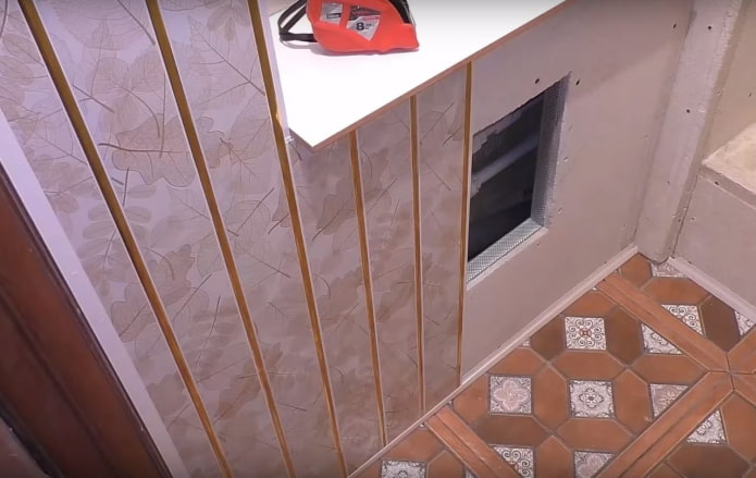 montaż paneli plastikowych za pomocą kleju