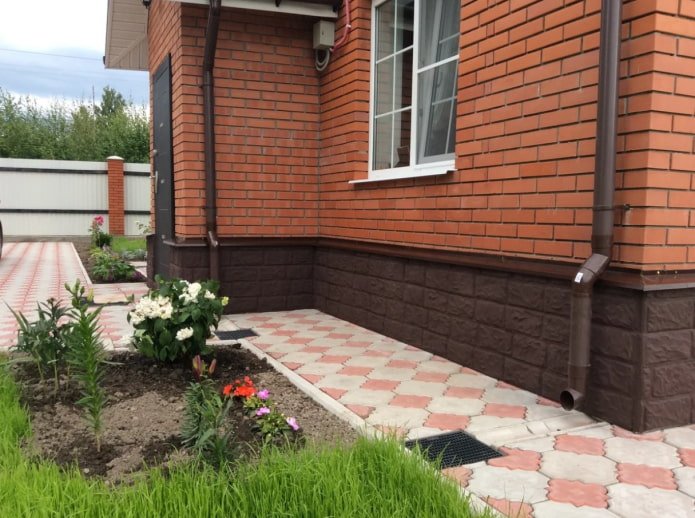 wykończenie podstawy domu prywatnego