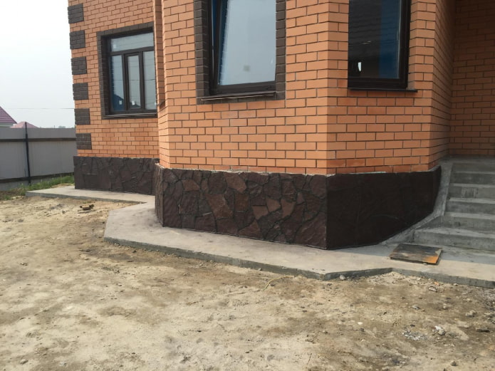 ciemna podstawa domu prywatnego