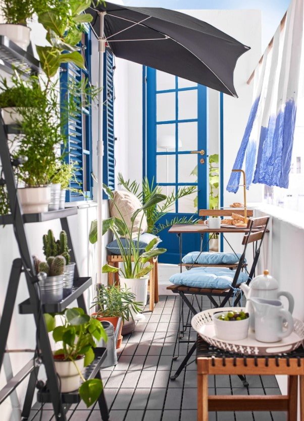 otwarty balkon z zielenią
