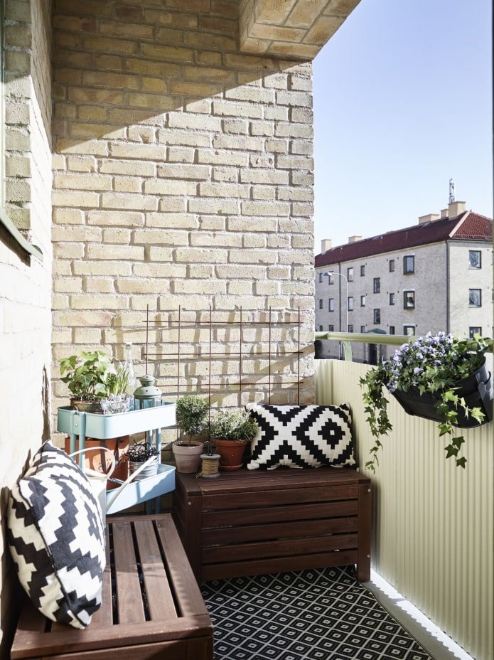 otwarty balkon w domu z cegły