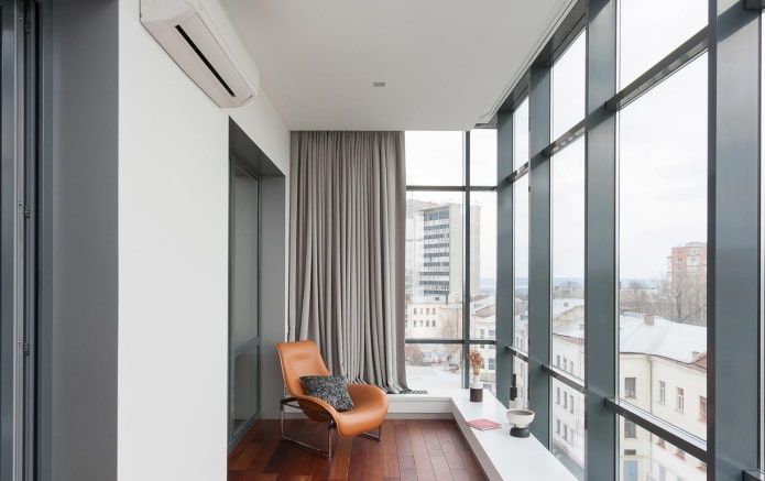 przestronny balkon z oknami panoramicznymi