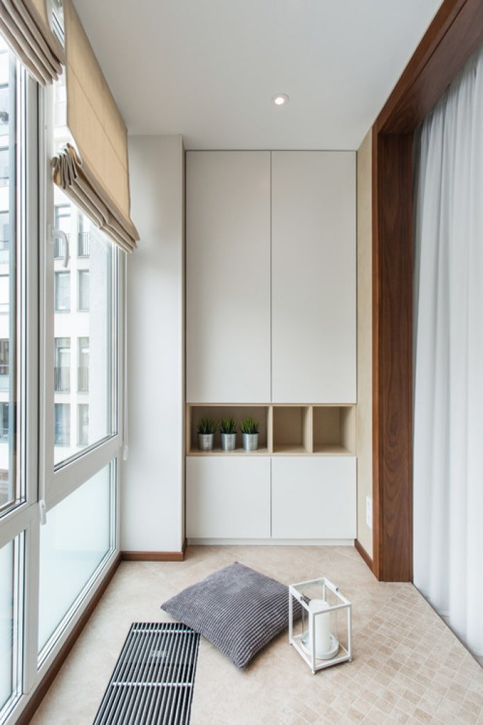 białe ramy na balkon