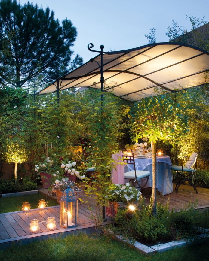 patio w ogrodzie