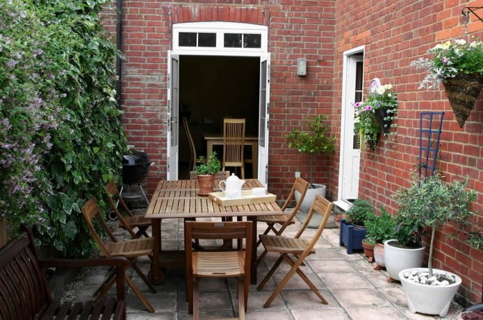 Patio w ogrodzie