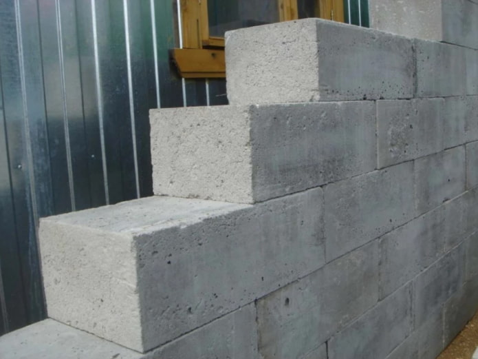 ściana z bloczków z betonu piankowego