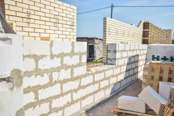 ściana zewnętrzna wykonana z betonu piankowego
