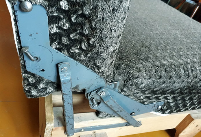 Zużyta sofa