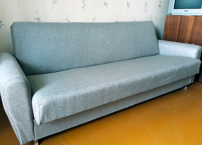 Przetapicerowana radziecka sofa
